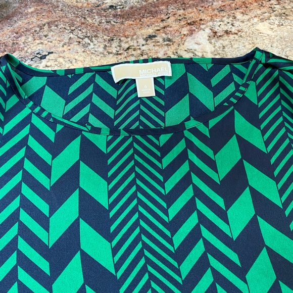 Michael Kors Size 6 Blue and Green Geometric Design Satin Short Sleeve Blouse - Picture 11 of 16